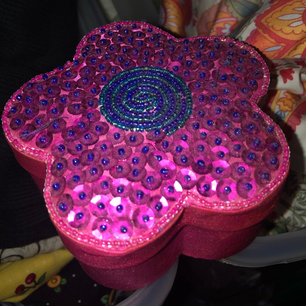 Vintage Beaded Flower Box- 646 $8 or 🦋